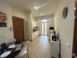 Apartment (1 Bedroom) | Living area | 32-inch flat-screen TV with cable channels - Casa Riboty by Ghor (Rome)