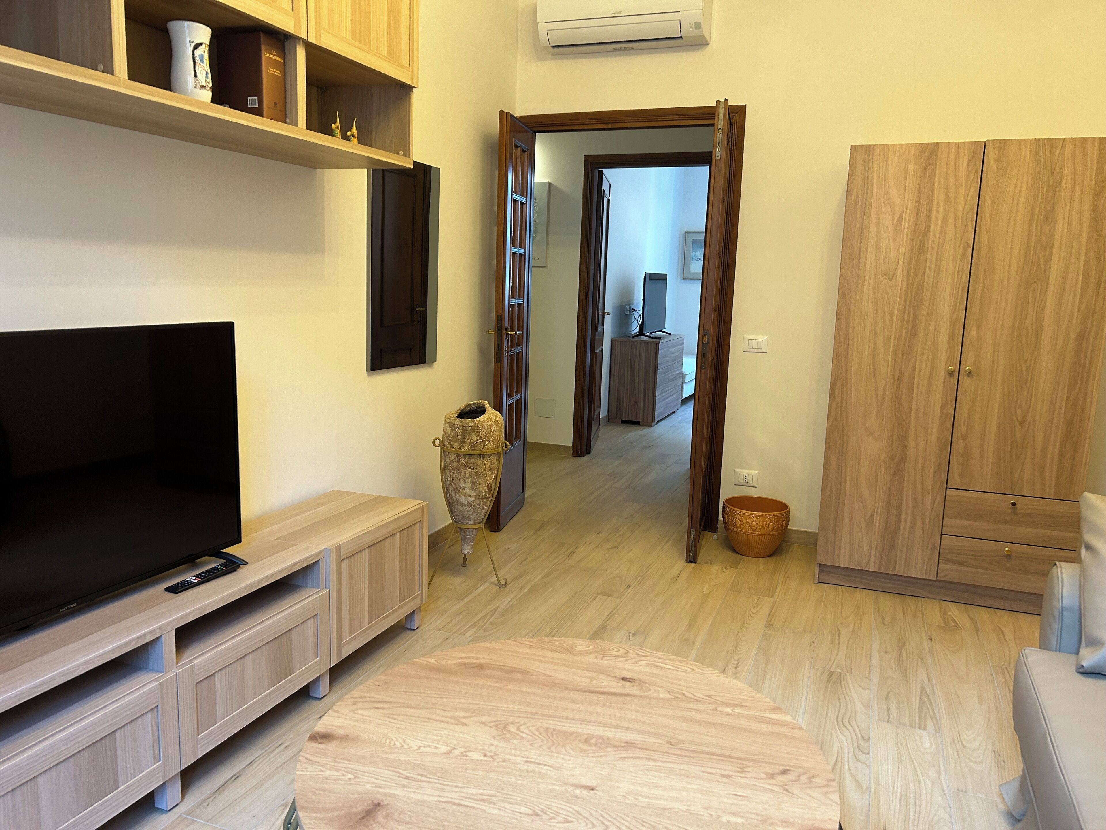 Apartamento (1 Bedroom) | Área de estar | TV de tela plana 32 polegadas com canais a cabo