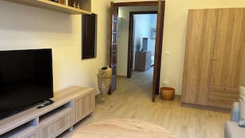 Apartamento (1 Bedroom) | Área de estar | TV de tela plana 32 polegadas com canais a cabo