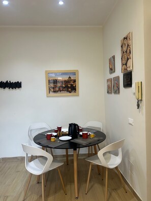 Appartement (1 Bedroom) | Repas dans la chambre