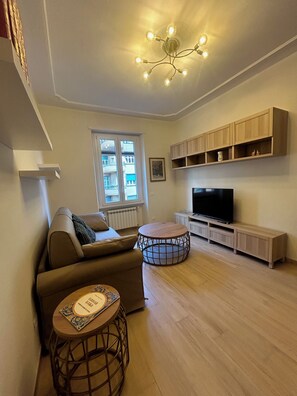 Apartamento (1 Bedroom) | Área de estar | TV de tela plana 32 polegadas com canais a cabo