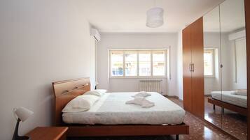Apartment (2 Bedrooms) | 2 bedrooms, iron/ironing board, bed sheets