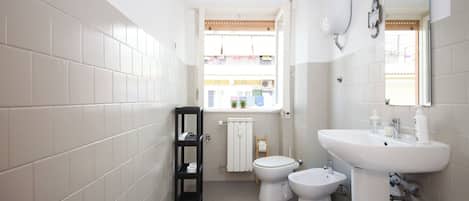 Appartement (2 Bedrooms) | Badkamer | Een douche, een bidet, handdoeken
