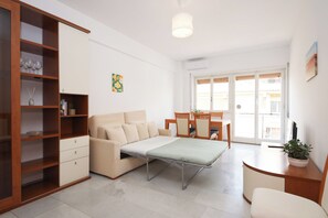 Apartment (2 Bedrooms) | Living area | 32-inch Smart TV with cable channels - Al Settimo by Ghor (Rome)