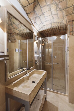 Appartement (1 Bedroom) | Salle de bain | Douche, serviettes fournies