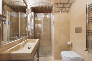 A modern bathroom with a glass-enclosed shower, a sink with a mirror, and a toilet. - Domus Mariani - Cremera by Ghor (Rome)