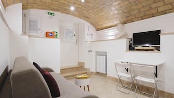 Căn hộ (1 Bedroom) | Khu phòng khách | TV