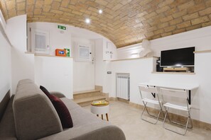 Căn hộ (1 Bedroom) | Khu phòng khách | TV