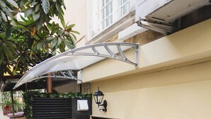 Una escalera estrecha que lleva a una puerta con un felpudo que dice "DOMUS MARIANI".