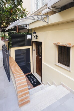 Exterior - Domus Mariani - Cremera by Ghor (Rome)