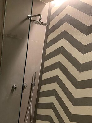 Shower, towels - Cavour Urban Rooms - by Ghor (Rome)