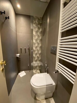 Room (1 Bedroom) | Bathroom | Shower, towels - Cavour Urban Rooms - by Ghor (Rome)