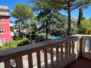 Appartement (3 Bedrooms) | Balcon