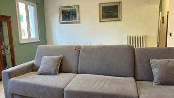 Apartamento (2 Bedrooms) | Área de estar | TV 30 polegadas com canais a cabo