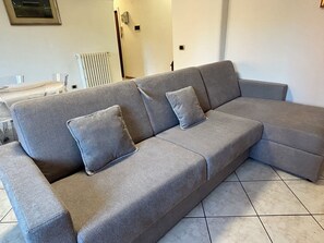 Apartamento (2 Bedrooms) | Área de estar | TV 30 polegadas com canais a cabo