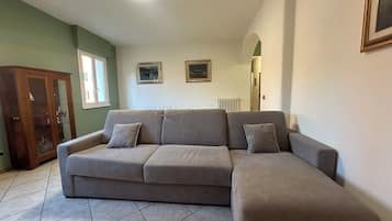 Appartamento (2 Bedrooms) | Area soggiorno | TV 30 pollici con canali via cavo