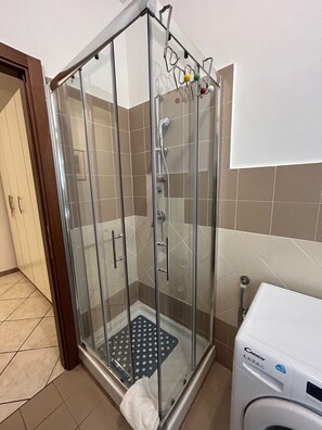 Apartamento (2 Bedrooms) | Baño | Ducha, cabezal de ducha tipo lluvia, bidé y toallas