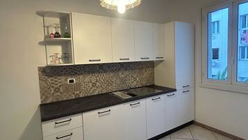 Apartamento (2 Bedrooms) | Cozinha privada | Micro-ondas, máquina de café expresso, chaleira elétrica