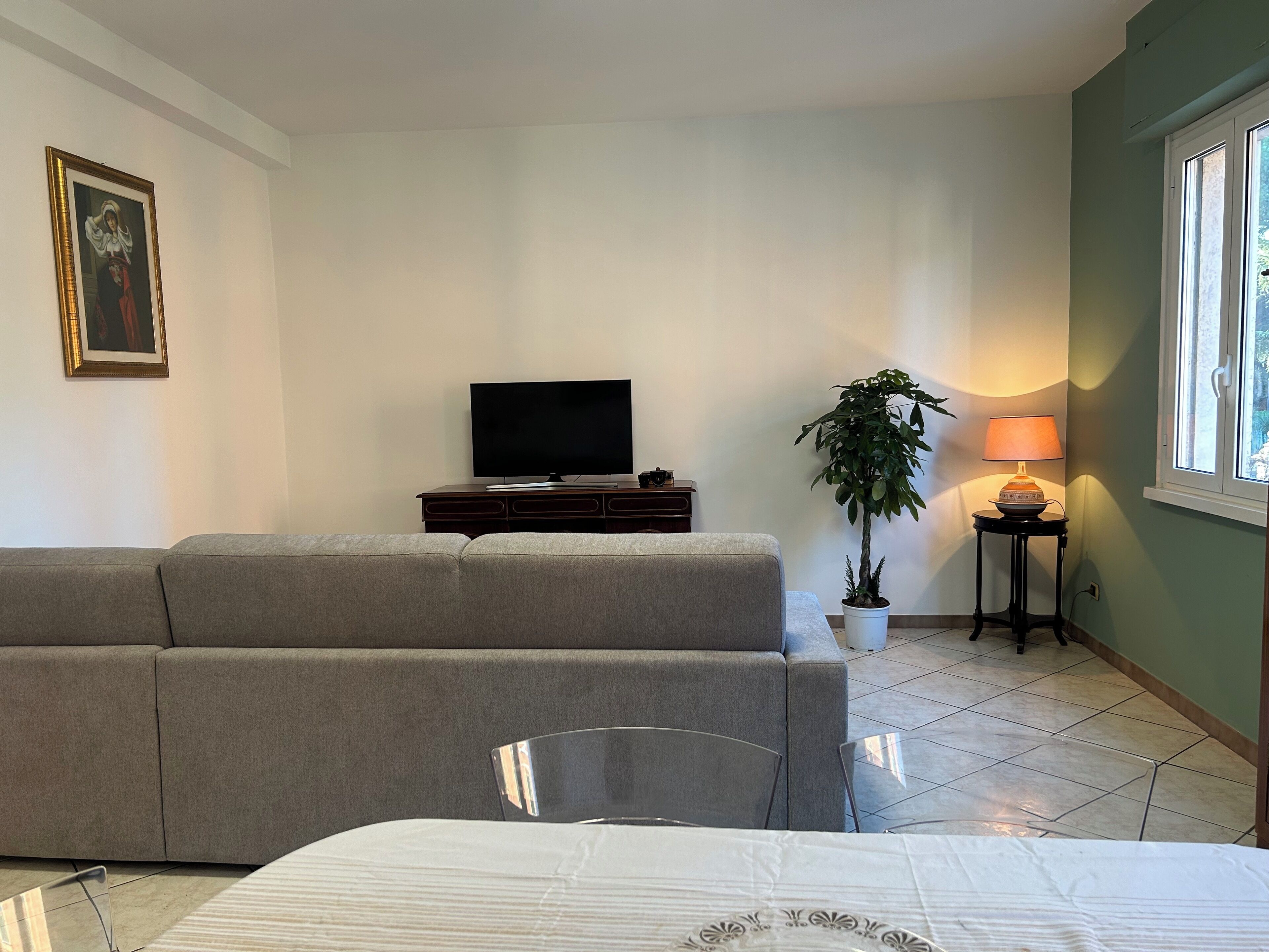 公寓 (2 Bedrooms) | 起居区 | 30-英寸电视（配备有线频道）