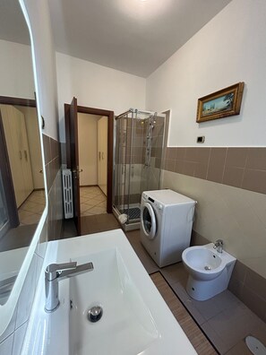 อพาร์ทเมนท์ (2 Bedrooms) | ห้องน้ำ | ฝักบัว, เรนชาวเวอร์, โถสุขภัณฑ์แบบบิเดท์, ผ้าเช็ดตัว