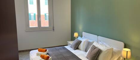 2 bedrooms, iron/ironing board, bed sheets