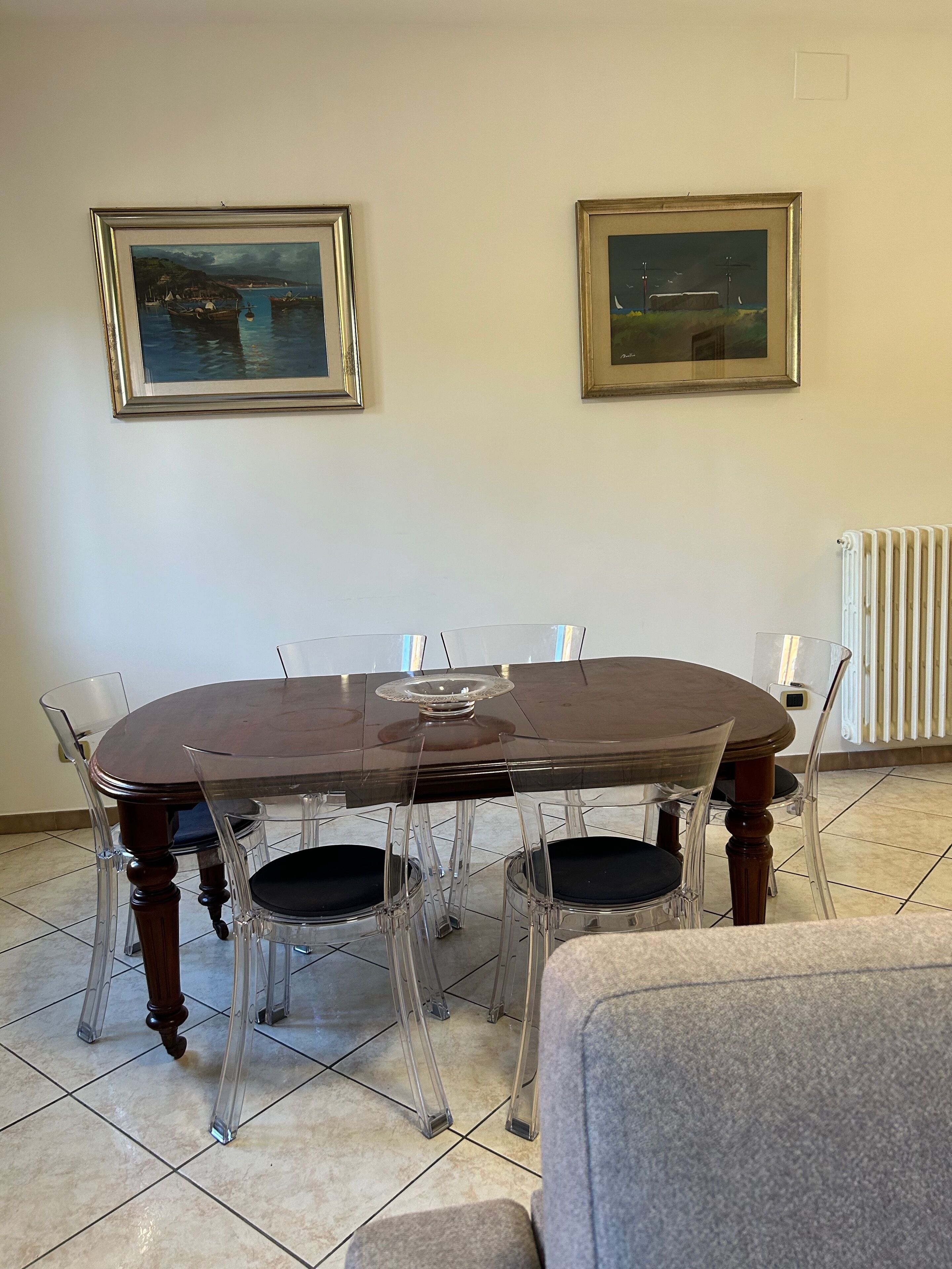 公寓 (2 Bedrooms) | 起居区 | 30-英寸电视（配备有线频道）