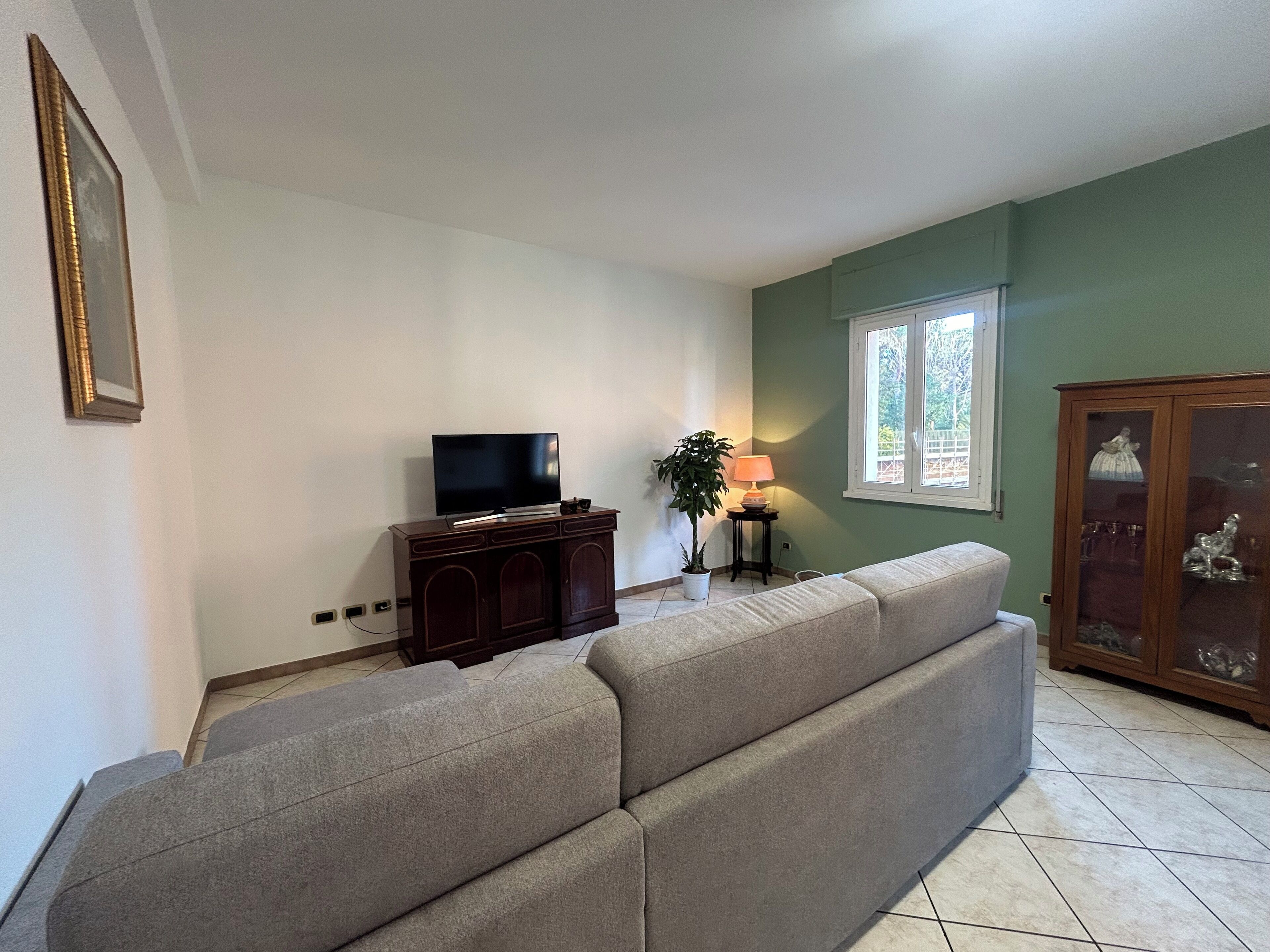 公寓 (2 Bedrooms) | 起居区 | 30-英寸电视（配备有线频道）