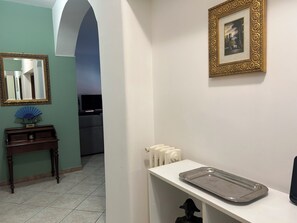 Apartamento (2 Bedrooms) | Área de estar | TV 30 polegadas com canais a cabo