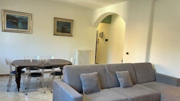 Appartamento (2 Bedrooms) | Area soggiorno | TV 30 pollici con canali via cavo