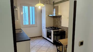 Apartamento (2 Bedrooms) | Área de estar | TV 30 polegadas com canais a cabo