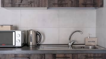 Microonde, forno, macchina per caffè espresso, bollitore elettrico