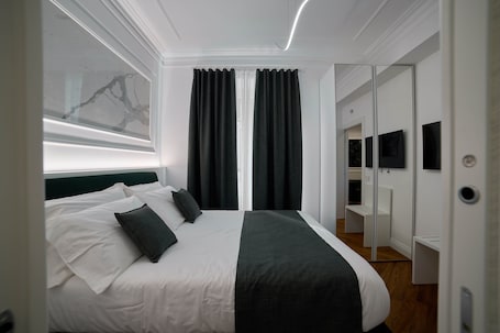 Room (1 Bedroom) | 1 bedroom, cots/infant beds, bed sheets. Domus Mariani - Robinie by Ghor