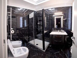 Chambre (1 Bedroom) | Salle de bain | Douche, bidet