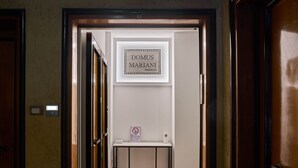 Unclassified image, 5 of 28, button - Domus Mariani - Robinie by Ghor (Rome)