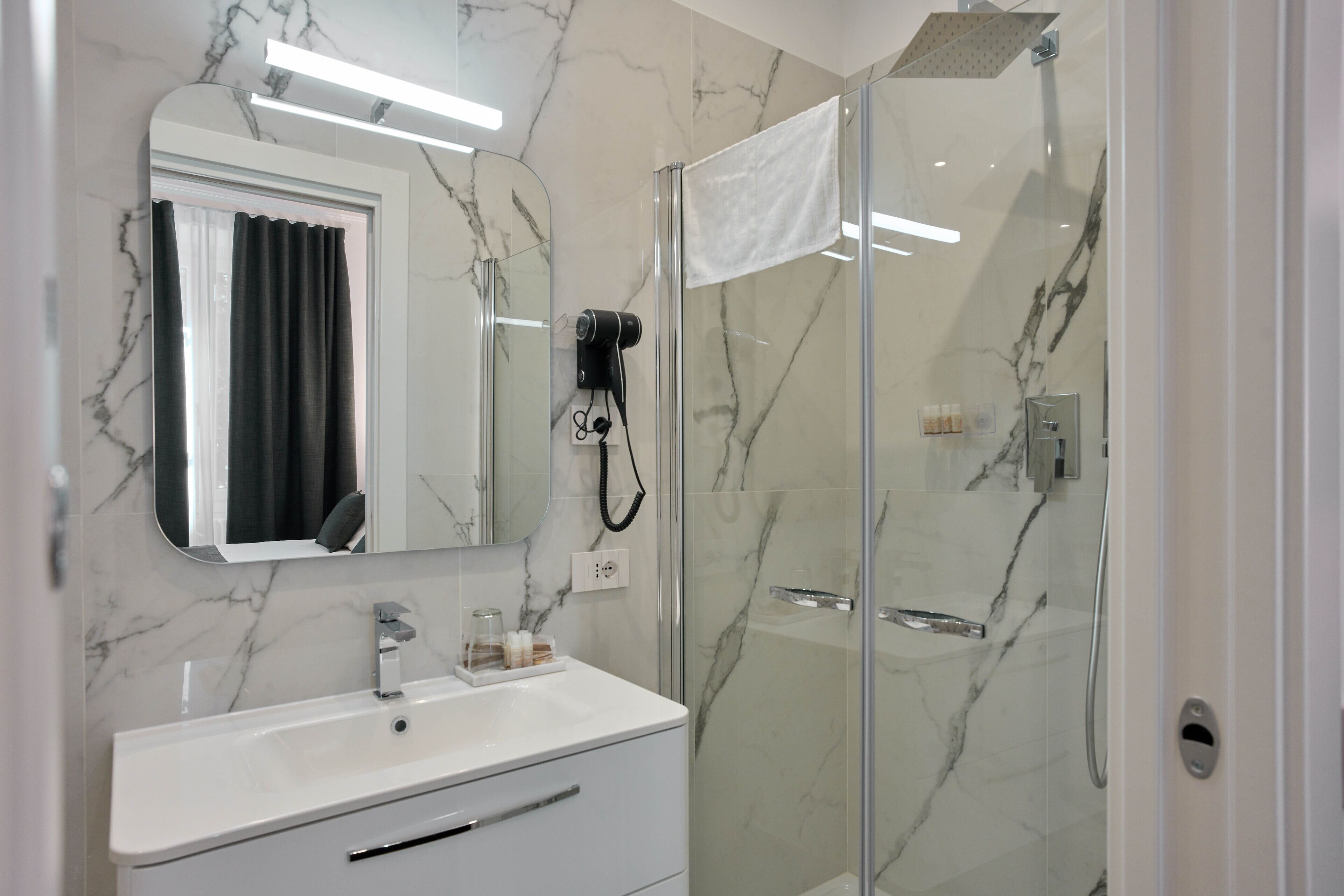 Habitación (1 Bedroom) | Baño | Ducha, bidé y toallas