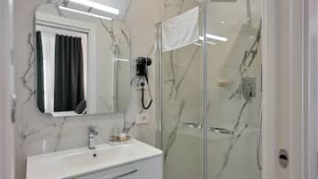 Habitación (1 Bedroom) | Baño | Ducha, bidé y toallas