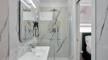 Kamar (1 Bedroom) | Kamar mandi | Shower, kloset, dan handuk
