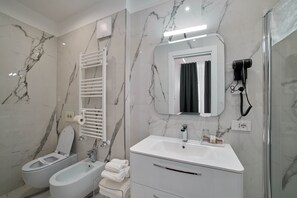 Chambre (1 Bedroom) | Salle de bain | Douche, bidet