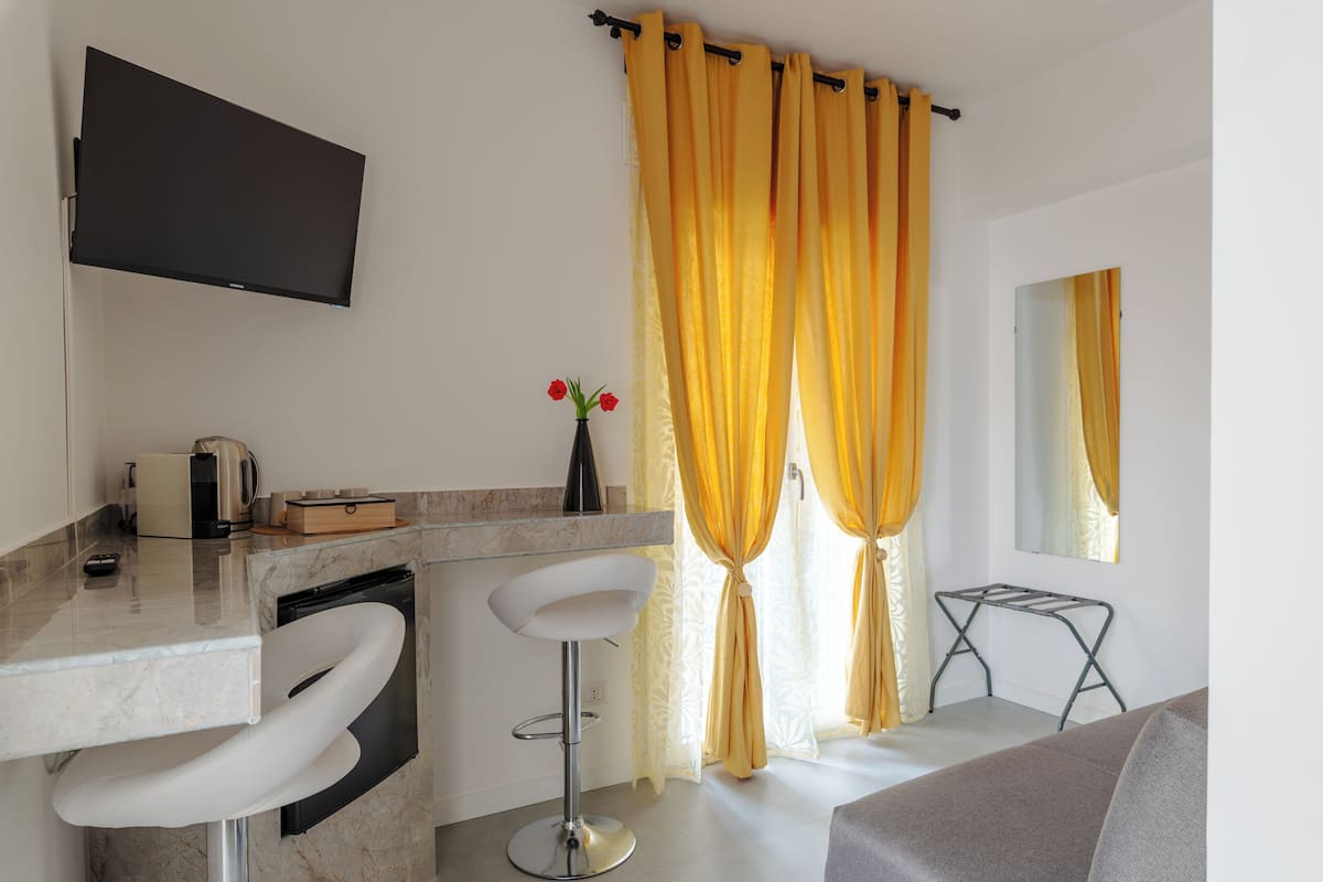 City Room (1 Bedroom) | 1 bedroom, cots/infant beds, bed sheets