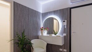 1 bedroom, cots/infant beds, bed sheets - Actus Palace Rooms  (Rome)
