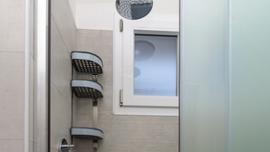Shower, bidet - Actus Palace Rooms  (Rome)