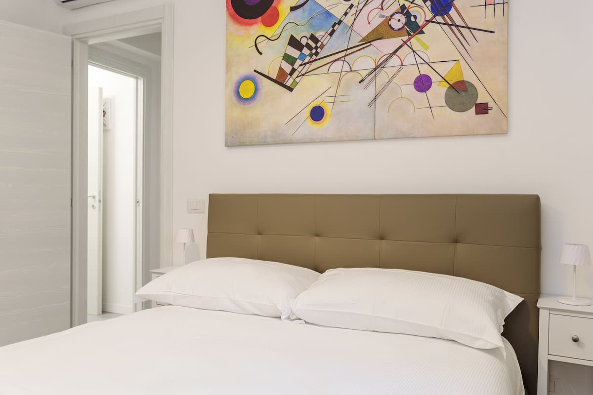 1 bedroom, cots/infant beds, bed sheets