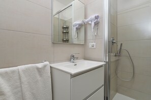 Camera familiare (1 Bedroom) | Bagno | Doccia, bidet