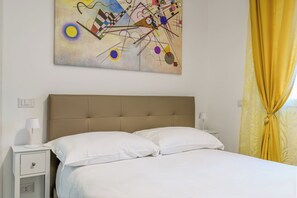 1 bedroom, cots/infant beds, bed sheets - Actus Palace Rooms  (Rome)