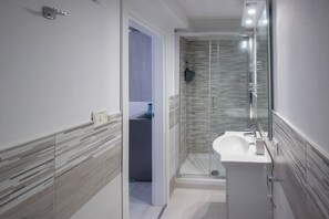 Shower, hair dryer, towels - Maniace Homes - Federico by Ortigia Apartments (Syracuse)