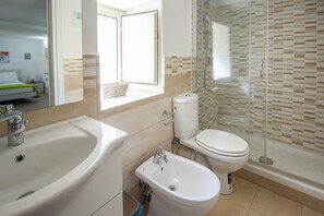 Dusche, kostenlose Toilettenartikel, Haartrockner, Handtücher