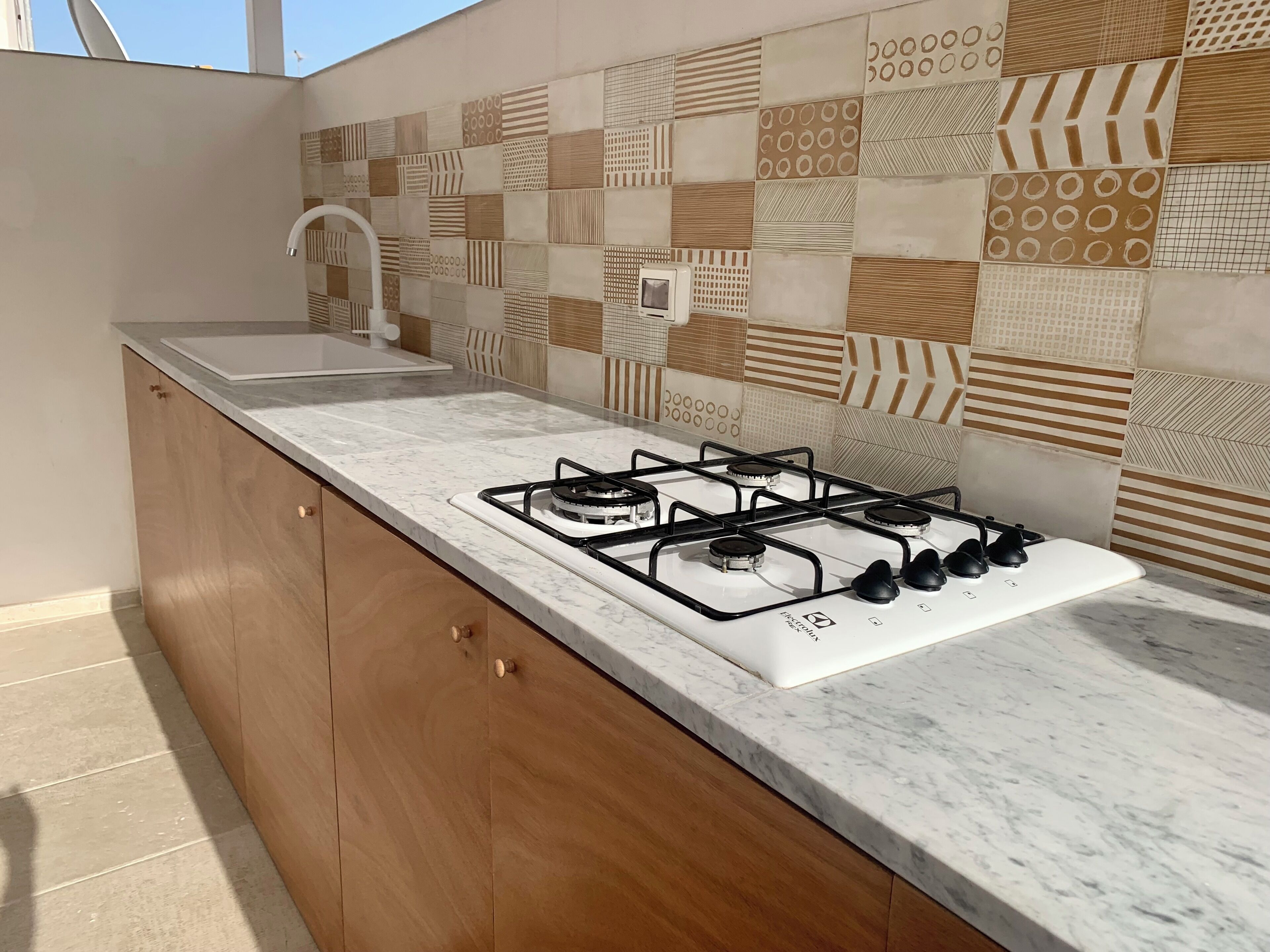 Réfrigérateur, plaque de cuisson, grille-pain