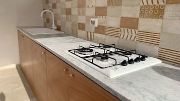 Réfrigérateur, plaque de cuisson, grille-pain