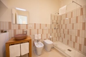 Een douche, een haardroger, een bidet, handdoeken