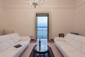 TV - Duomo Seaside Deluxe Apartment (Syracuse)